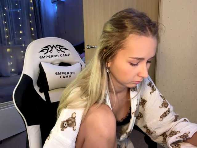 Emelinestrande live cam on BongaCams