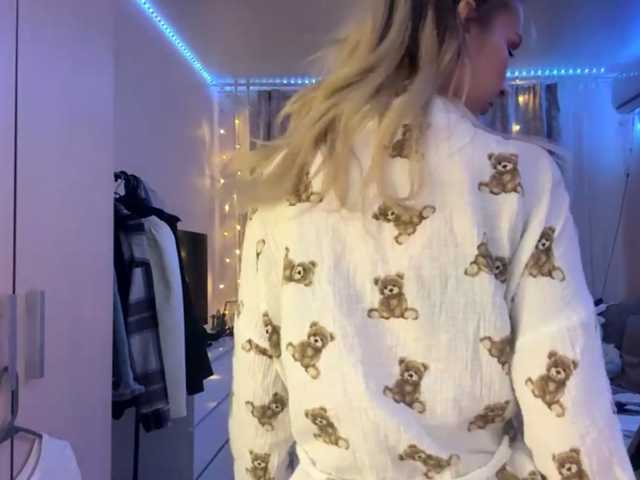 Emelinestrande live cam on BongaCams