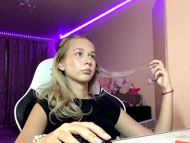 Emelinestrande live cam on BongaCams