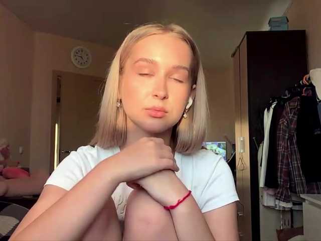 Emelinestrande live cam on BongaCams
