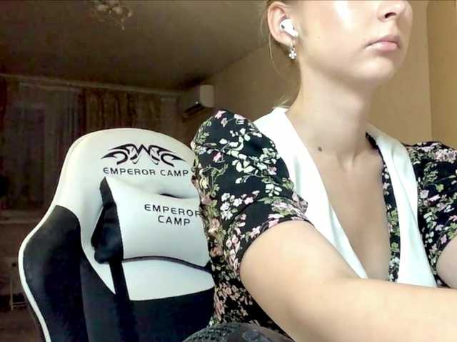 Emelinestrande live cam on BongaCams