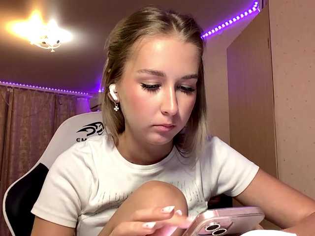 Emelinestrande live cam on BongaCams