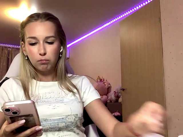 Emelinestrande live cam on BongaCams