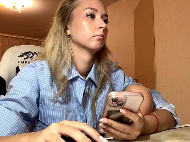 Emelinestrande live cam on BongaCams