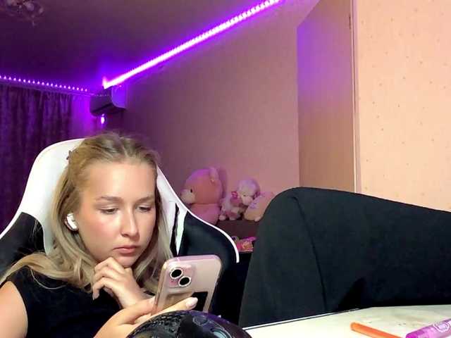 Emelinestrande live cam on BongaCams