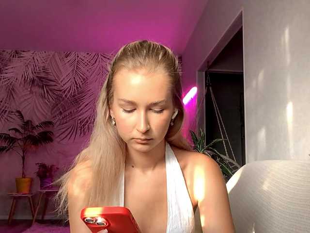 Emelinestrande live cam on BongaCams