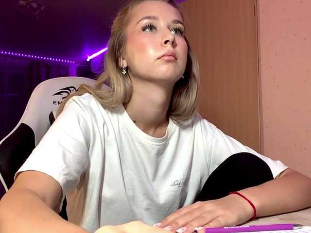 Emelinestrande live cam on BongaCams