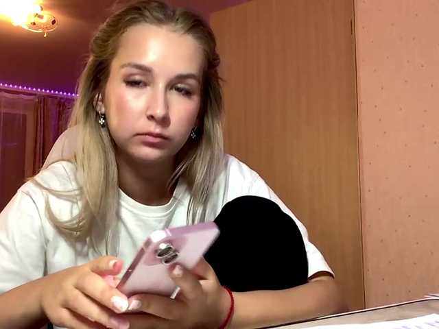 Emelinestrande live cam on BongaCams