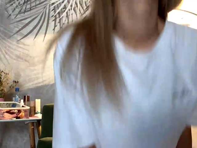 Emelinestrande live cam on BongaCams