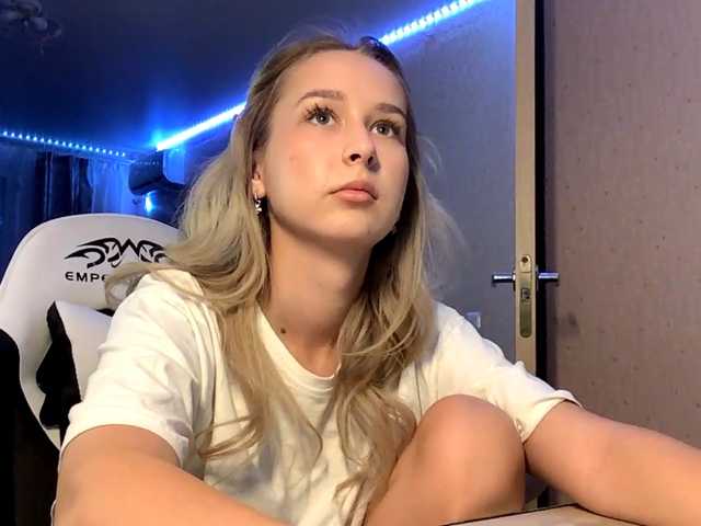 Emelinestrande live cam on BongaCams
