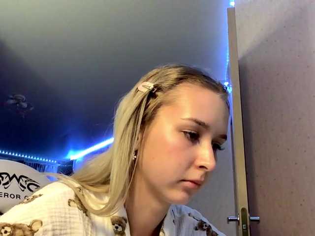 Emelinestrande live cam on BongaCams
