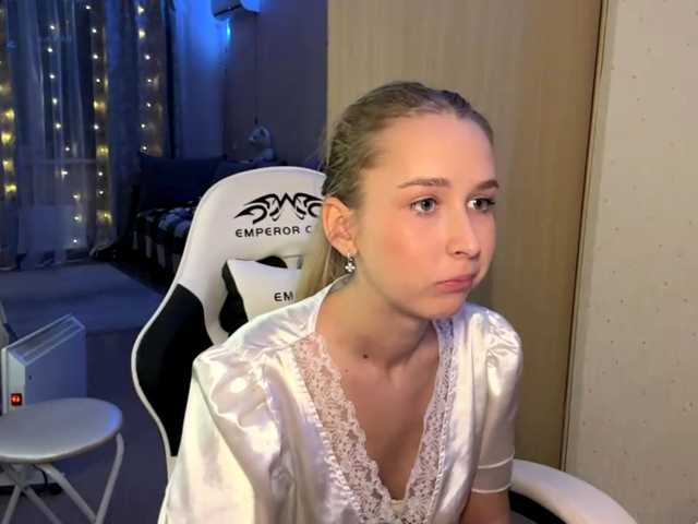 Emelinestrande live cam on BongaCams