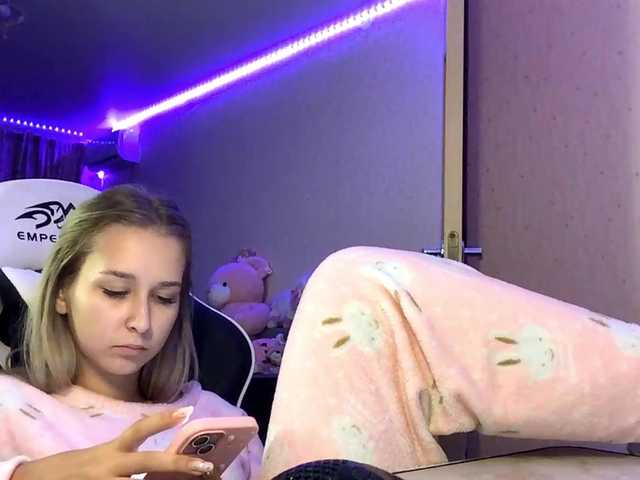 Emelinestrande live cam on BongaCams