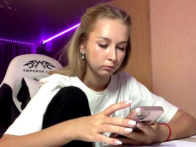 Emelinestrande live cam on BongaCams
