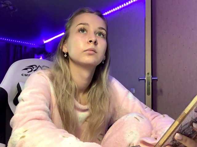 Emelinestrande — live female cam