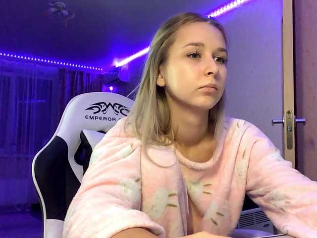 Emelinestrande live cam on BongaCams