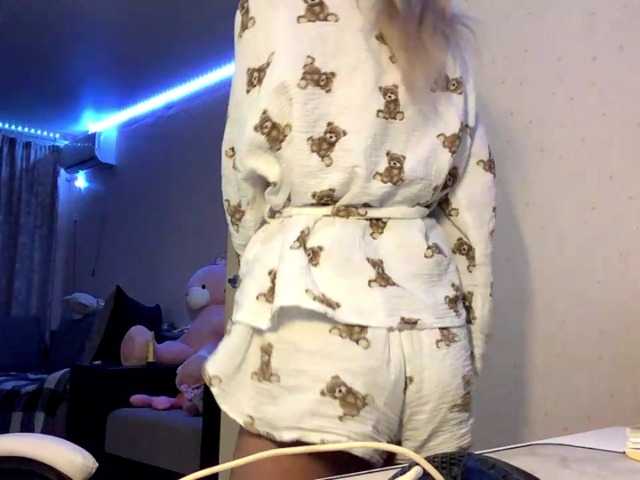 Emelinestrande live cam on BongaCams
