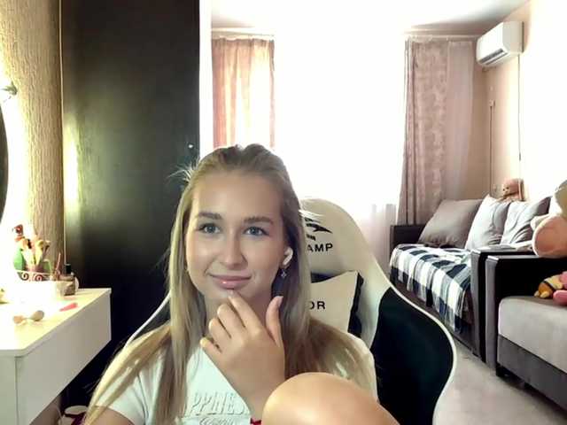 Emelinestrande live cam on BongaCams