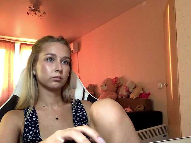 Emelinestrande live cam on BongaCams