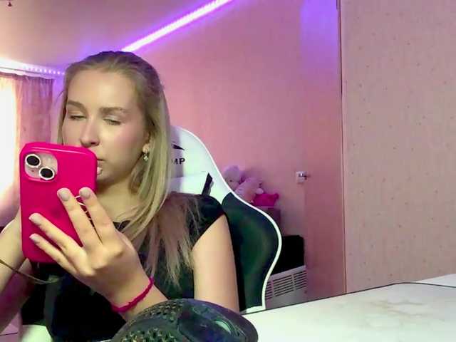 Emelinestrande live cam on BongaCams