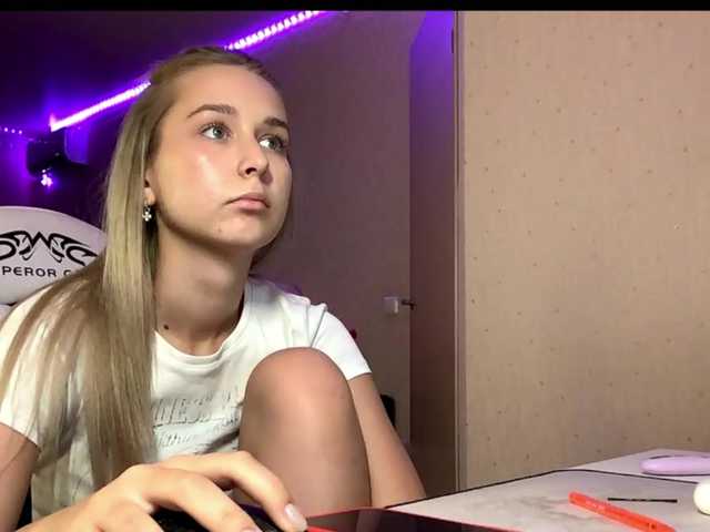 Emelinestrande live cam on BongaCams