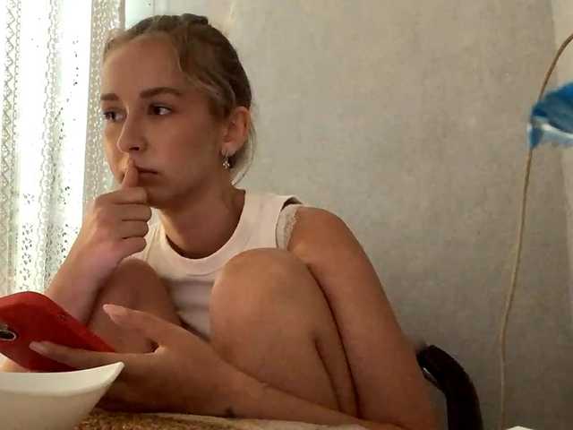 Emelinestrande live cam on BongaCams