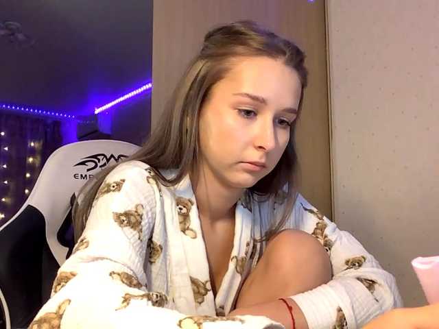 Emelinestrande live cam on BongaCams