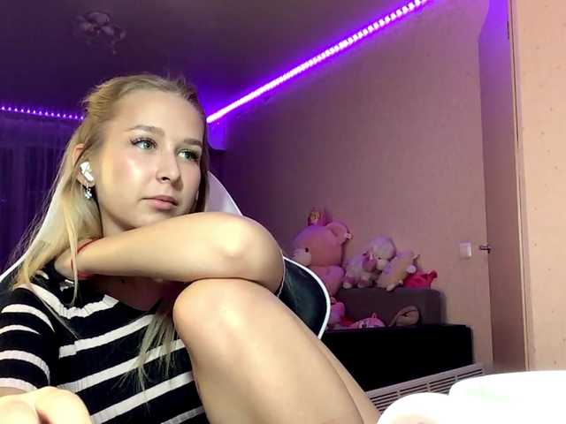 Emelinestrande live cam on BongaCams
