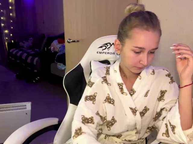 Emelinestrande live cam on BongaCams