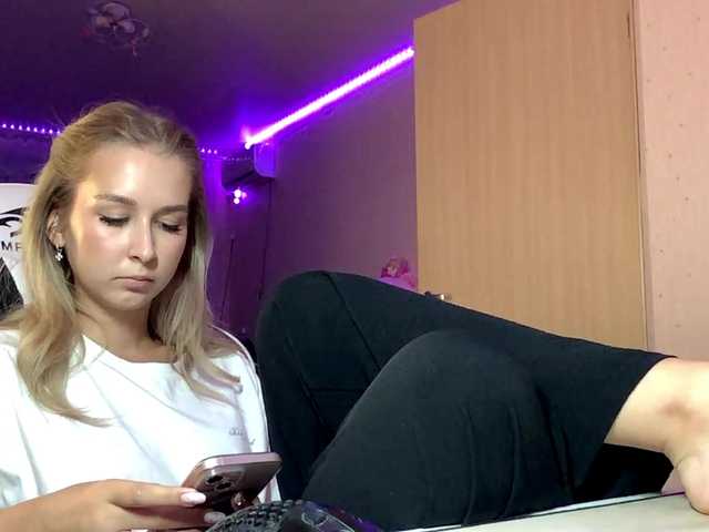 Emelinestrande live cam on BongaCams