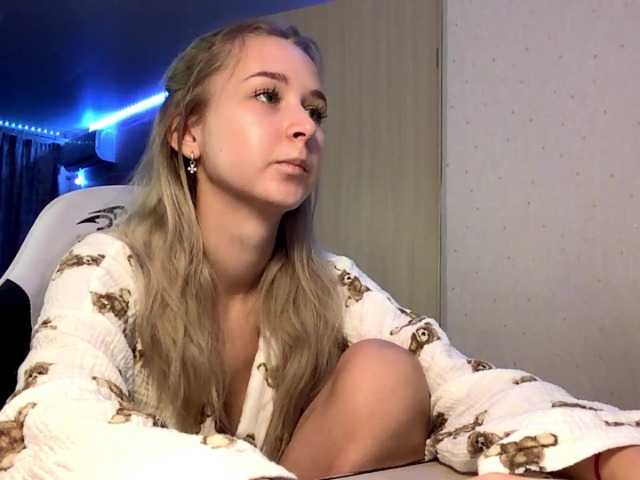 Emelinestrande live cam on BongaCams