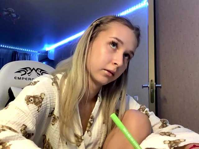 Emelinestrande live cam on BongaCams