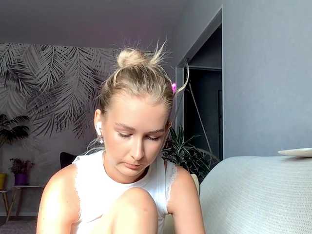 Emelinestrande live cam on BongaCams