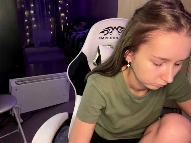 Emelinestrande live cam on BongaCams