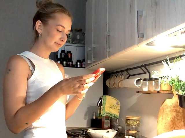 Emelinestrande live cam on BongaCams