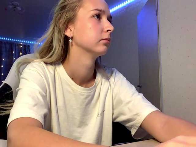 Emelinestrande live cam on BongaCams