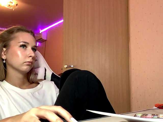 Emelinestrande live cam on BongaCams