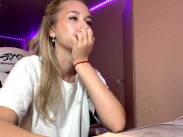 Emelinestrande live cam on BongaCams