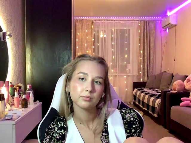Emelinestrande live cam on BongaCams