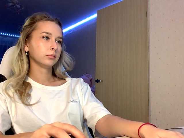 Emelinestrande live cam on BongaCams