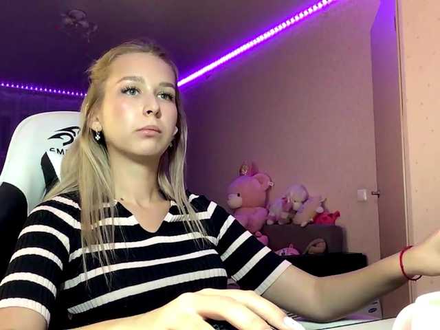 Emelinestrande live cam on BongaCams