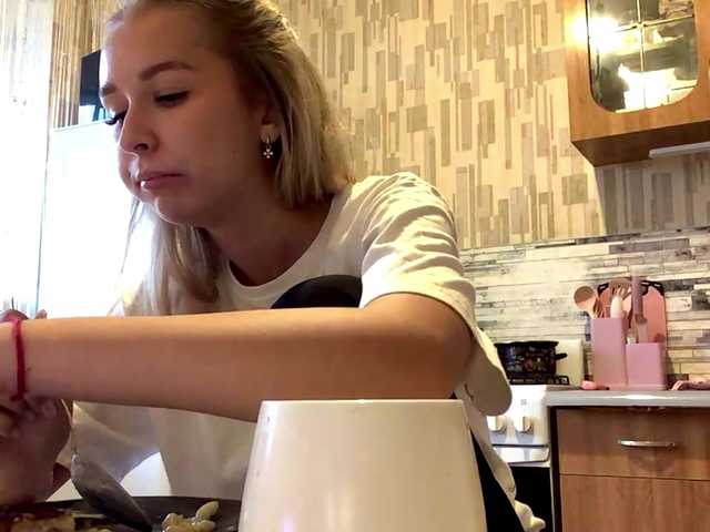 Emelinestrande live cam on BongaCams