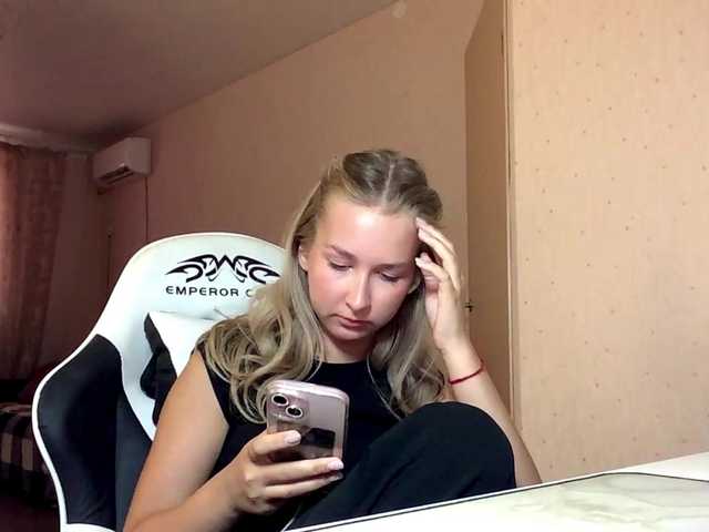 Emelinestrande live cam on BongaCams