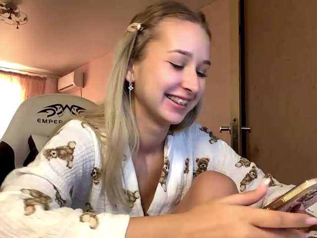 Emelinestrande live cam on BongaCams