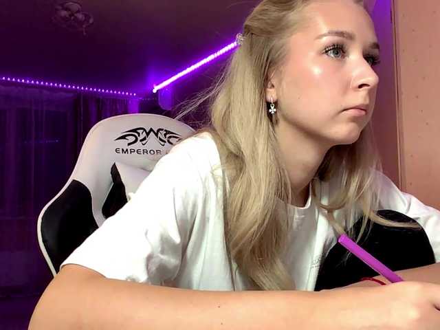 Emelinestrande live cam on BongaCams