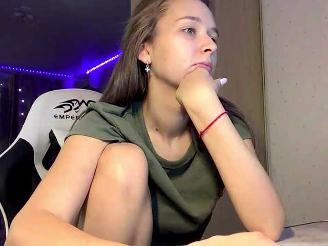 Emelinestrande live cam on BongaCams
