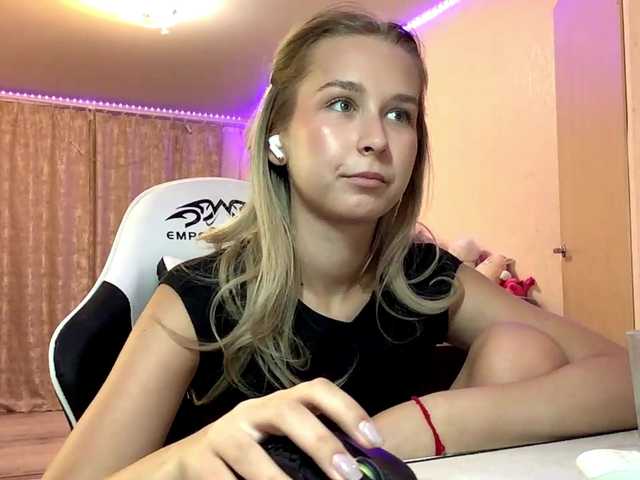 Emelinestrande live cam on BongaCams