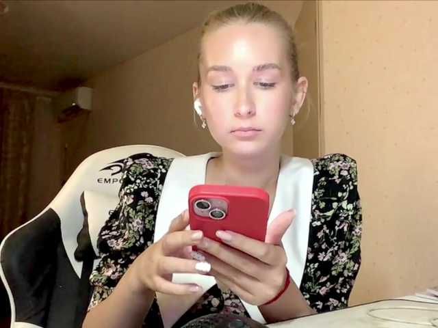 Emelinestrande live cam on BongaCams