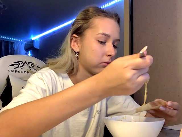 Emelinestrande live cam on BongaCams