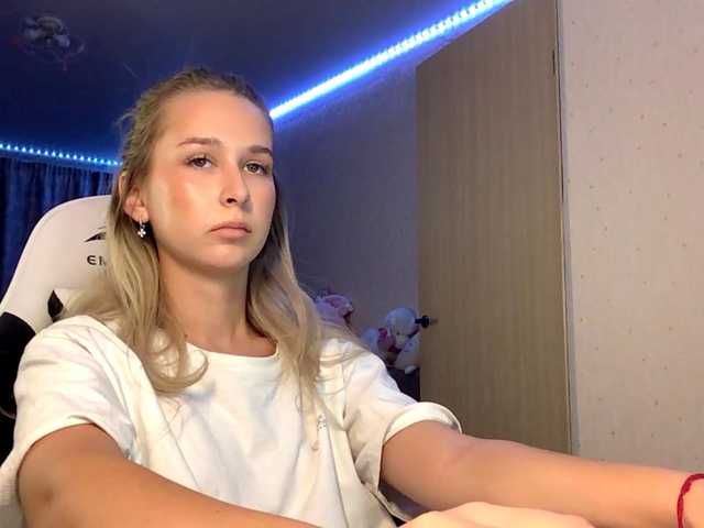 Emelinestrande live cam on BongaCams